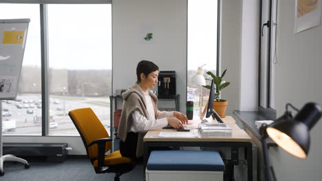 Woman-working-in-office