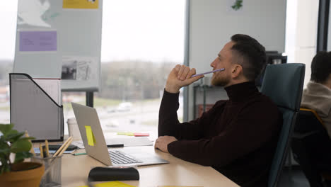 Mann-Arbeitet-Im-Büro