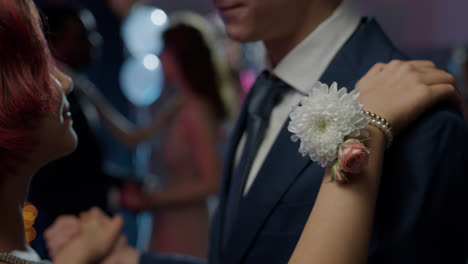 Adolescentes-En-El-Baile-De-Graduación