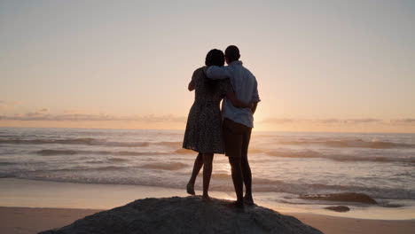 Pareja-Abrazándose-En-La-Playa