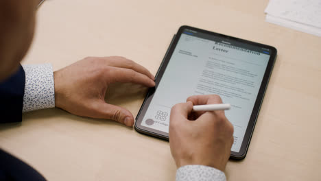 Businessman-using-device-at-the-office