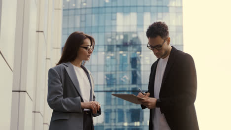 Businesspeople-on-a-meeting-outdoors