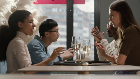 Amigos-En-El-Restaurante