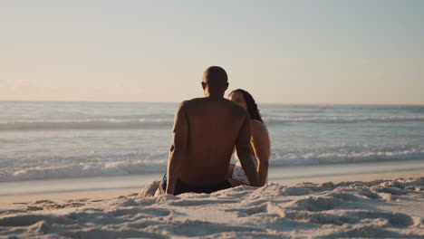 Pareja-Tumbada-En-La-Playa