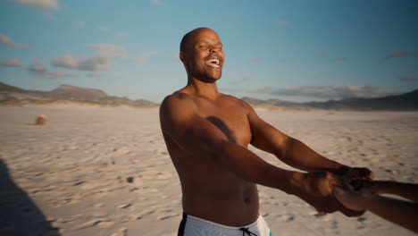 Hombre-Divirtiéndose-En-La-Playa