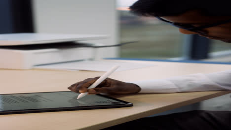 Businessman-using-device-at-the-office