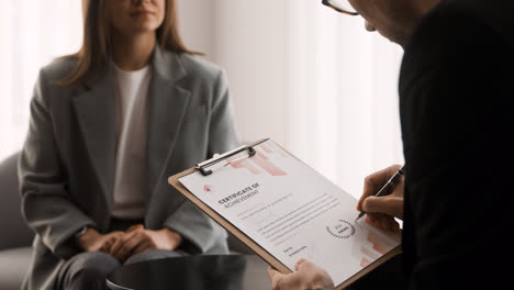 Mann-Und-Frau-Bei-Einem-Meeting-Im-Büro