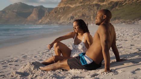 Pareja-Tumbada-En-La-Playa