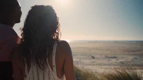 Couple-arriving-to-the-beach