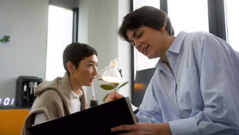 Mujeres-Trabajando-En-La-Oficina