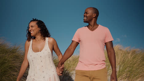 Pareja-Llegando-A-La-Playa