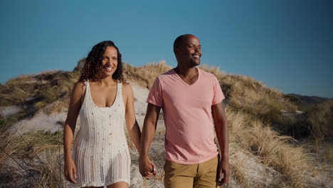 Pareja-Llegando-A-La-Playa