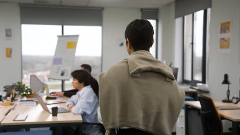 Personas-Que-Trabajan-En-La-Oficina