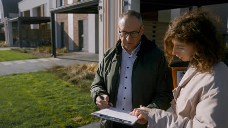 Man-and-woman-handshaking-at-the-front-yard