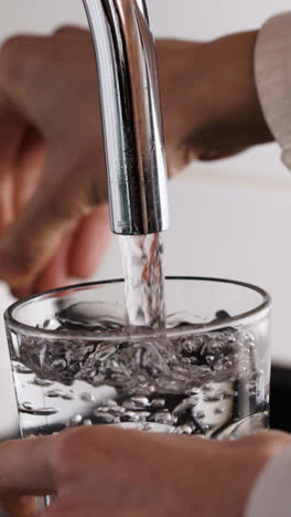 Persona-Llenando-Un-Vaso-Con-Agua