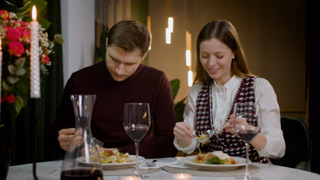 Ein-Paar-Beim-Gemeinsamen-Essen