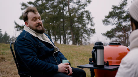 Pareja-Haciendo-Un-Picnic