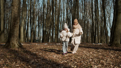 Mutter-Und-Tochter-Spielen-Zusammen