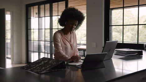 Persona-Afroamericana-Trabajando-Desde-Casa