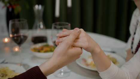 Una-Pareja-Cenando-En-Un-Restaurante