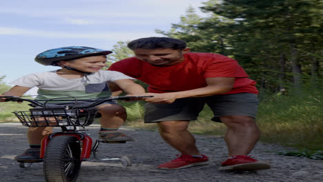 Niño-Aprendiendo-A-Andar-En-Bicicleta