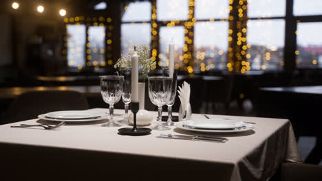 Dining-table-in-an-empty-restaurant