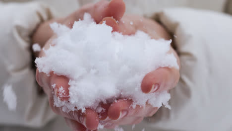 Hands-with-snow