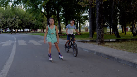 Niños-Jugando-Al-Aire-Libre