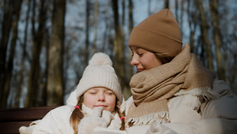 Mutter-Und-Tochter-Im-Park