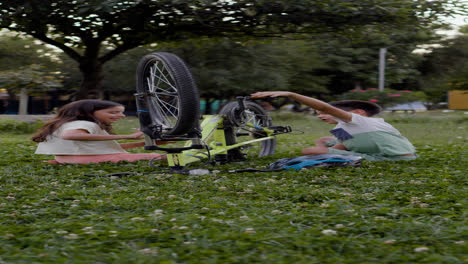 Kinder-Spielen-Mit-Einem-Fahrrad