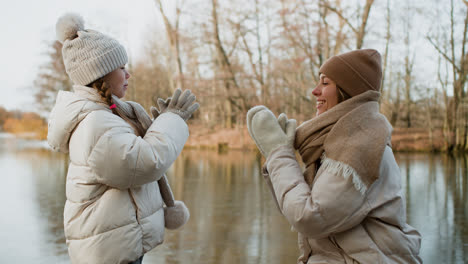 Mom-and-daughter-playing-a-hand-clapping-game