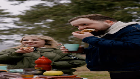 Gente-Haciendo-Un-Picnic