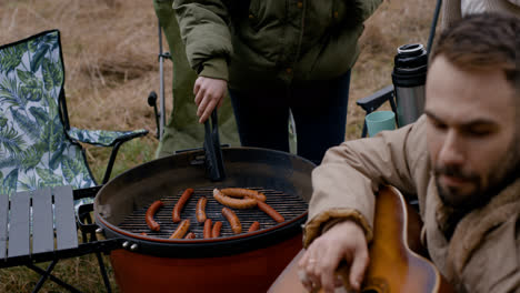 People-having-BBQ