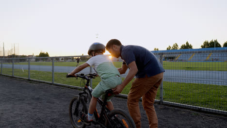 Niño-Aprendiendo-A-Andar-En-Bicicleta