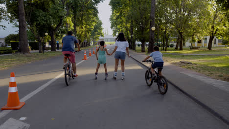 Familia-Pasando-Tiempo-Juntos