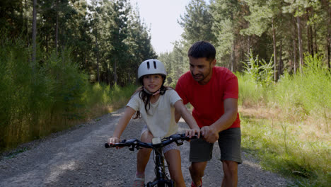 Kind-Lernt-Fahrradfahren