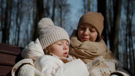 Mamá-E-Hija-En-El-Parque