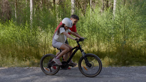 Niño-Aprendiendo-A-Andar-En-Bicicleta