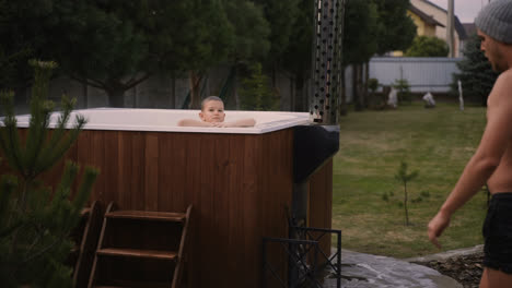 Outdoor-hot-tub