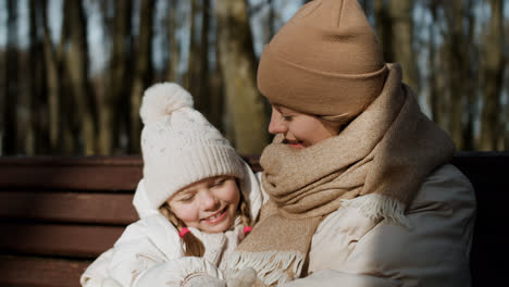 Mamá-E-Hija-En-El-Parque