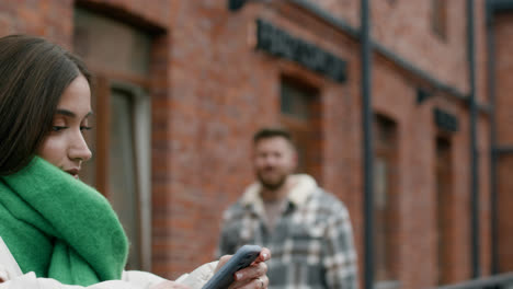 Couple-looking-at-the-phone