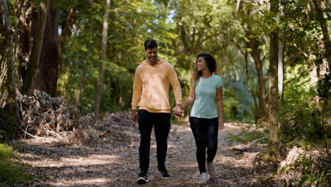 Pareja-Saliendo-A-Caminar