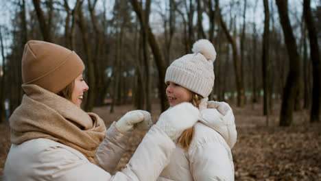 Mutter-Und-Tochter-Spielen-Zusammen