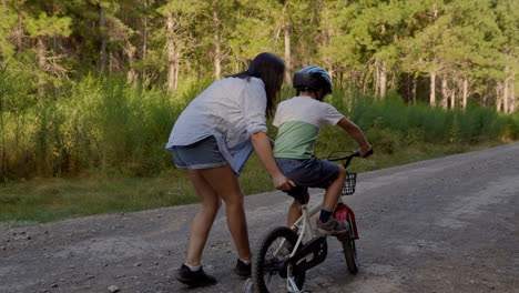 Niño-Aprendiendo-A-Andar-En-Bicicleta