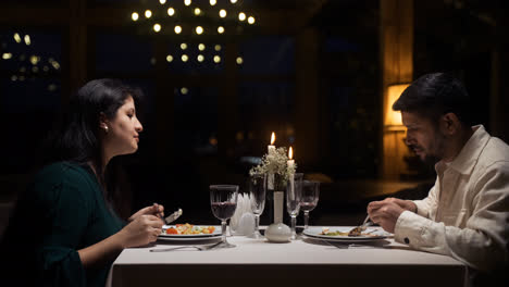 Una-Pareja-Cenando-En-Un-Restaurante