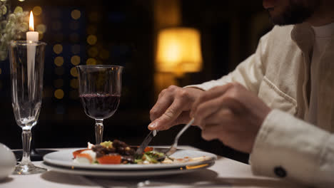 Hombre-Comiendo-En-Restaurante