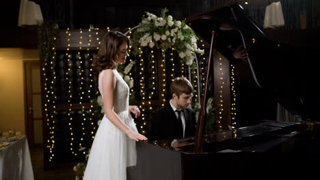 Groom-playing-piano