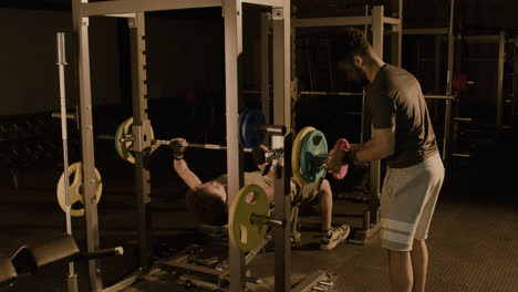 Hombre-Entrenando-En-El-Gimnasio