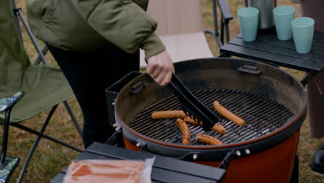 People-having-BBQ