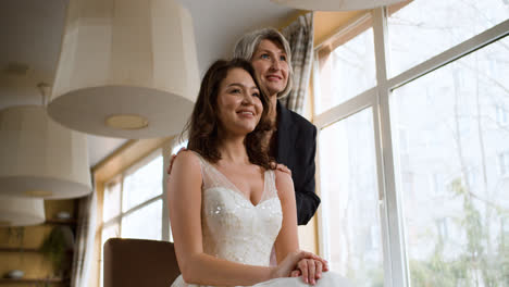 Bride-with-her-mom